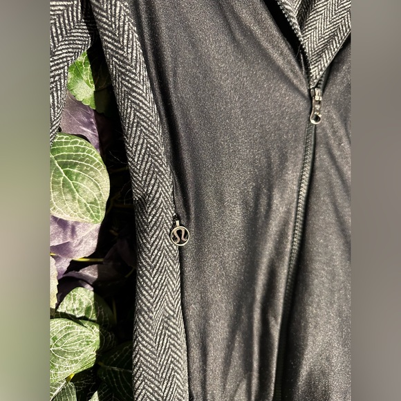 Lululemon Emerge Renewed Jacket in Black and Herringbone - EXCELLENT/LIKE NEW - Picture 12 of 13